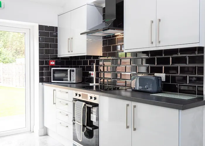 Dom wakacyjny The Kent Luxury House Sleeps 14 Free Parking