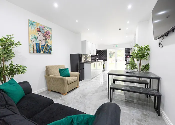 The Kent Luxury House Sleeps 14 Free Parking