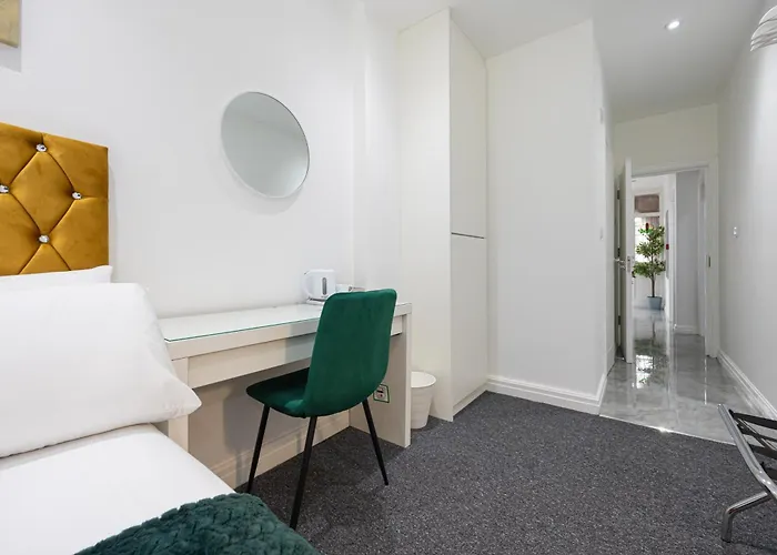 The Kent Luxury House Sleeps 14 Free Parking Manchester
