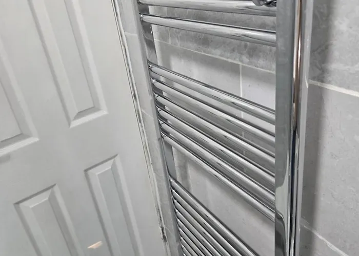 - House - Sleeps 6 - Parking - Garden * 맨체스터