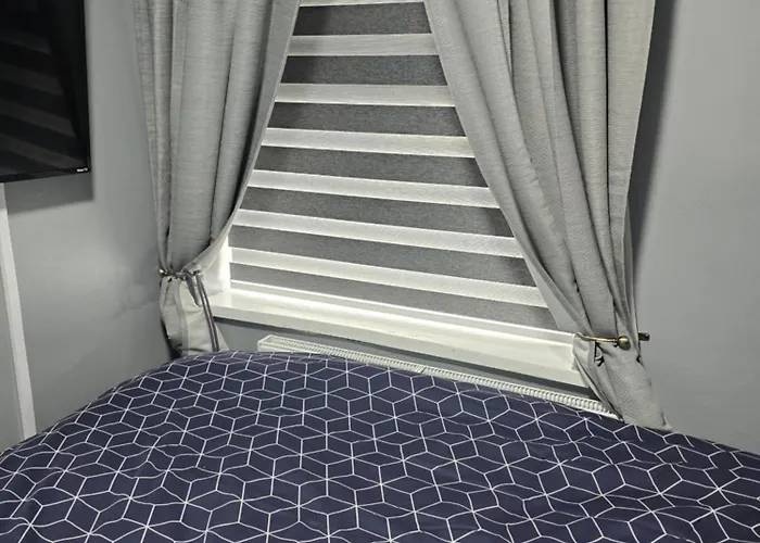 - House - Sleeps 6 - Parking - Garden * 맨체스터