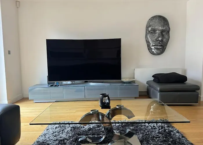 Luxury Modern Town House, Centre, Free Secured Parking *