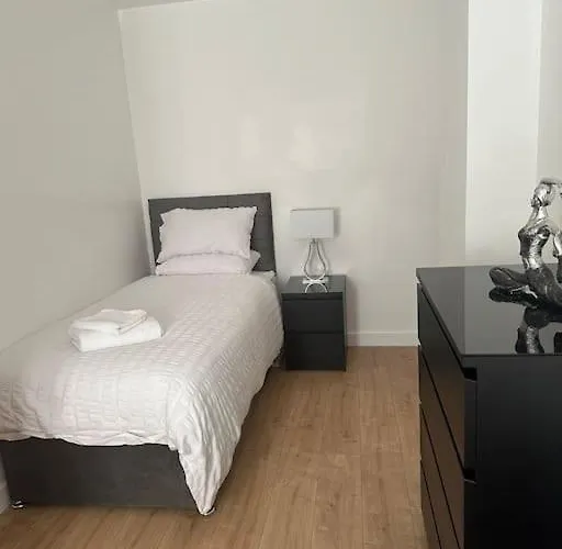 Luxury Modern Town House, Centre, Free Secured Parking *