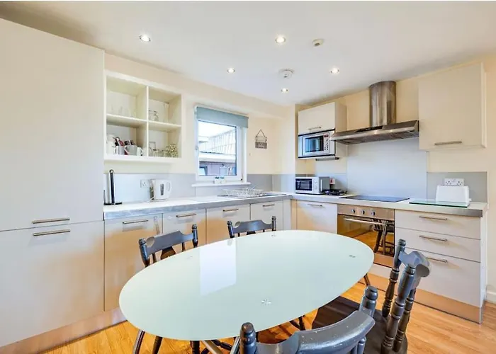 Luxury 2br - Prime Location - Parking 아파트