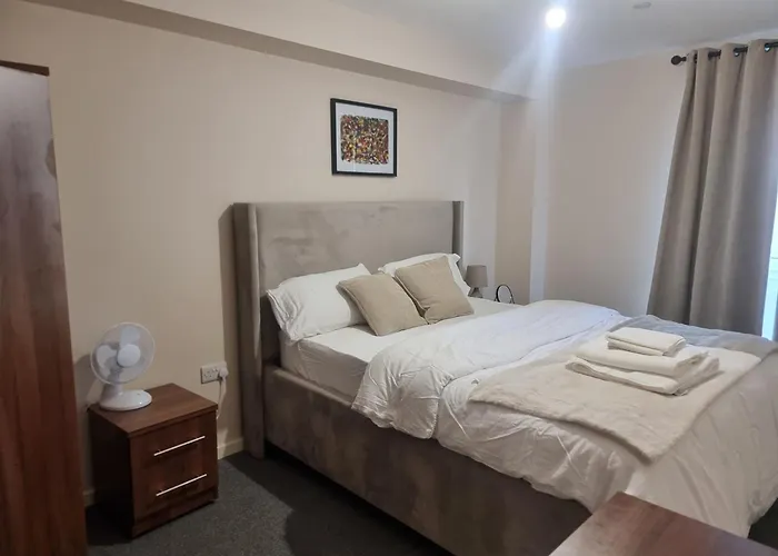 Entire 2 Bedroom And 2 Bathroom In -free Underground Parking 맨체스터