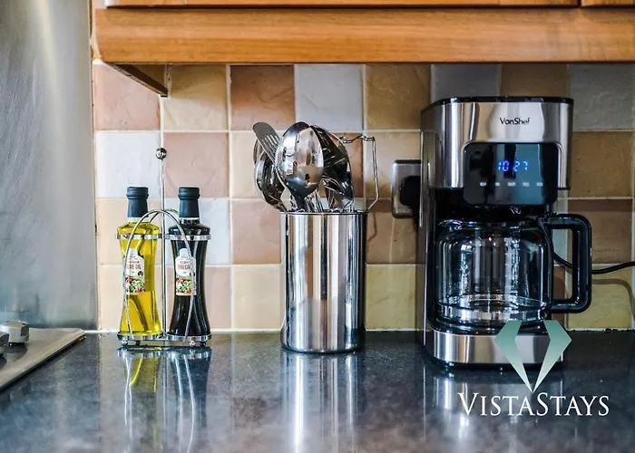 Large 5bdr House By Vista Short Lets & Serviced Salford With Pool Table, Ps4 & Private Parking 맨체스터