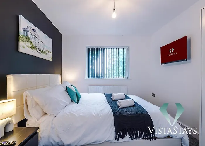 Large 5bdr House By Vista Short Lets & Serviced Salford With Pool Table, Ps4 & Private Parking * 맨체스터