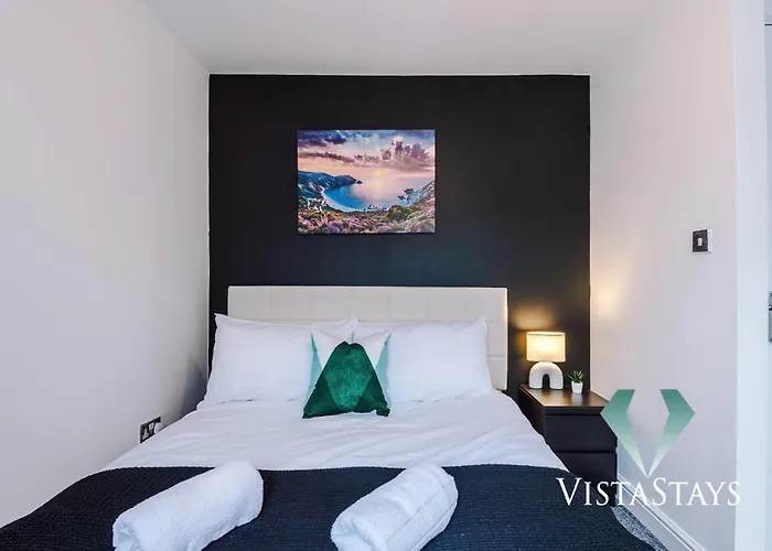 Large 5bdr House By Vista Short Lets & Serviced Salford With Pool Table, Ps4 & Private Parking 맨체스터