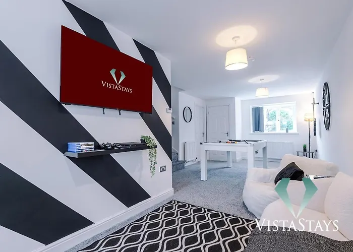 Large 5bdr House By Vista Short Lets & Serviced Salford With Pool Table, Ps4 & Private Parking *