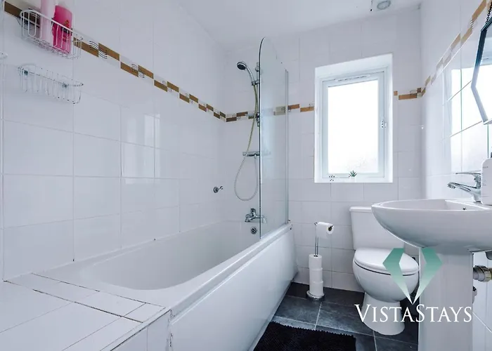 Large 5bdr House By Vista Short Lets & Serviced Salford With Pool Table, Ps4 & Private Parking Prázdninový dům *
