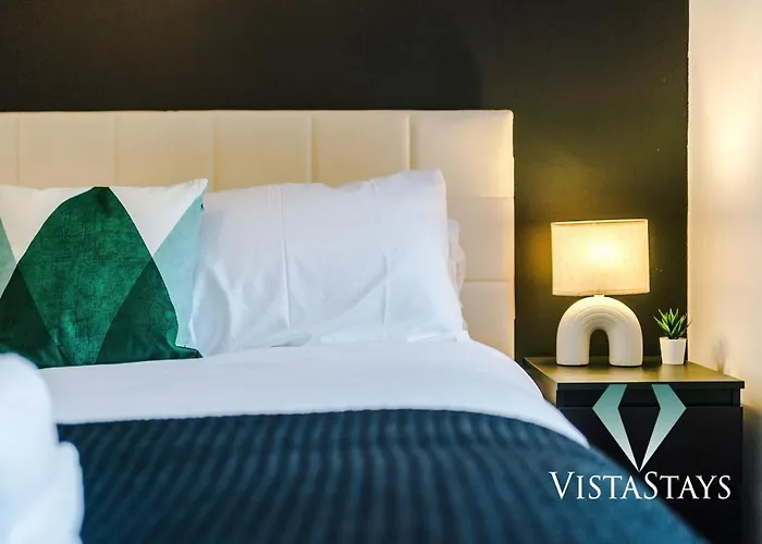 펜션 Large 5bdr House By Vista Short Lets & Serviced Salford With Pool Table, Ps4 & Private Parking 맨체스터