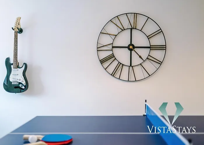 Large 5bdr House By Vista Short Lets & Serviced Salford With Pool Table, Ps4 & Private Parking