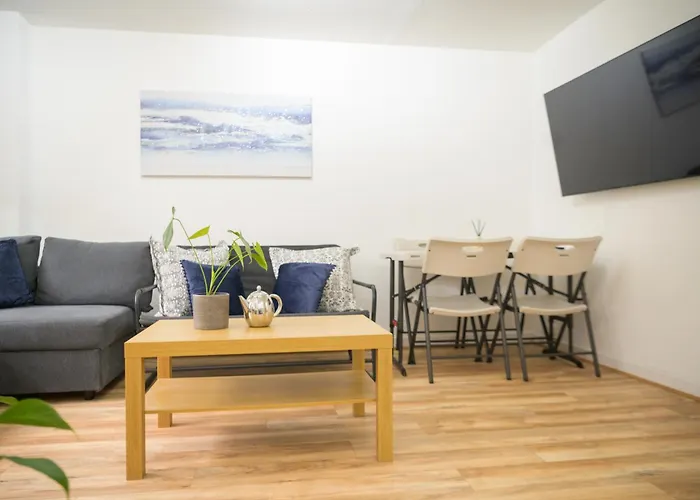 Silver Pines - 2br - King Bed - 6 Guests - Wi-fi - Free Parking דירה