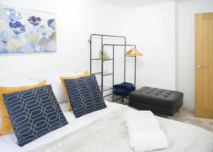 Silver Pines - 2br - King Bed - 6 Guests - Wi-fi - Free Parking * מנצ'סטר