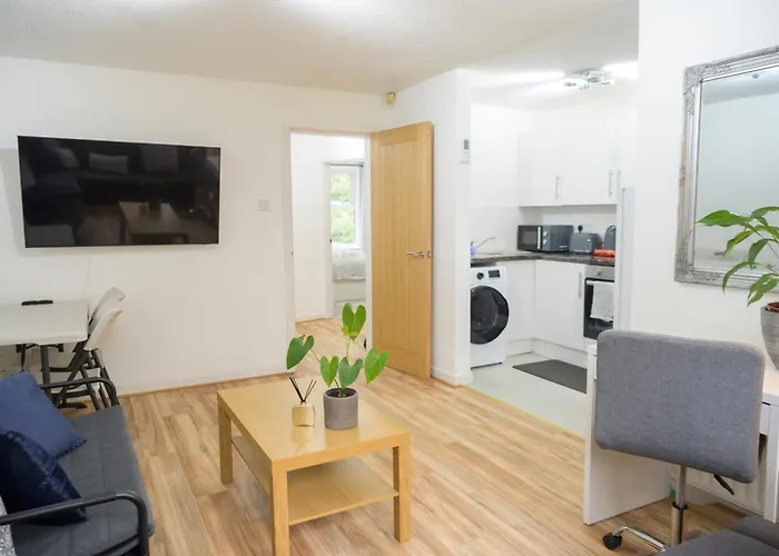 Silver Pines - 2br - King Bed - 6 Guests - Wi-fi - Free Parking * מנצ'סטר