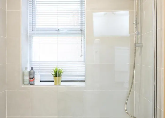 Silver Pines - 2br - King Bed - 6 Guests - Wi-fi - Free Parking Manchester