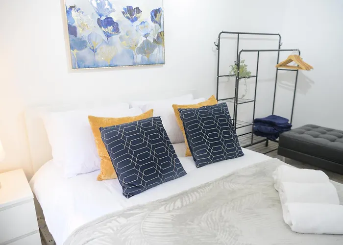 Silver Pines - 2br - King Bed - Sleeps 6 - Wi-fi - Free Parking * Mánchester