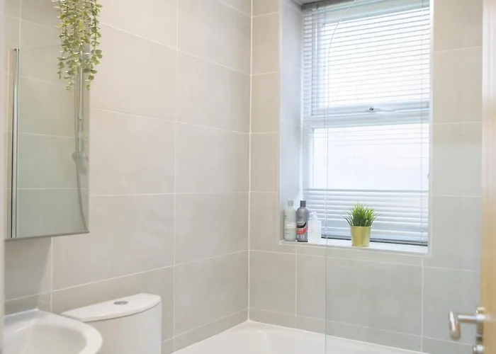 Silver Pines - 2br - King Bed - 6 Guests - Wi-fi - Free Parking מנצ'סטר