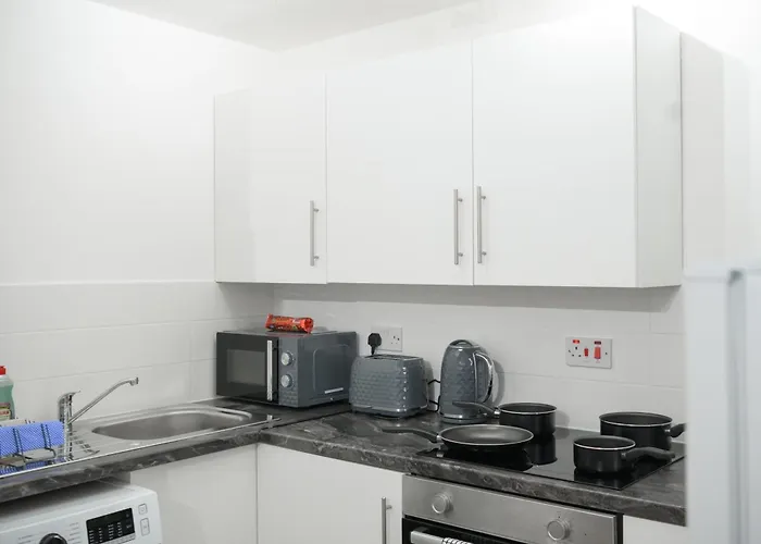 Silver Pines - 2br - King Bed - Sleeps 6 - Wi-fi - Free Parking Mánchester