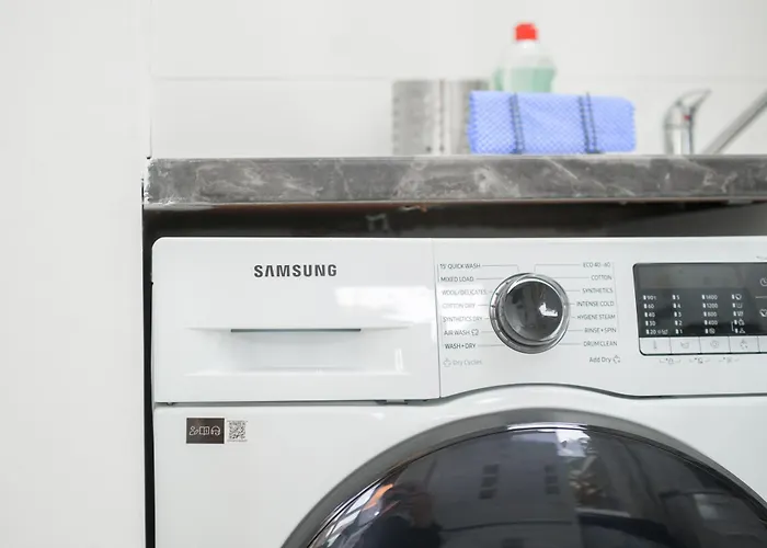 Silver Pines - 2br - King Bed - Sleeps 6 - Wi-fi - Free Parking