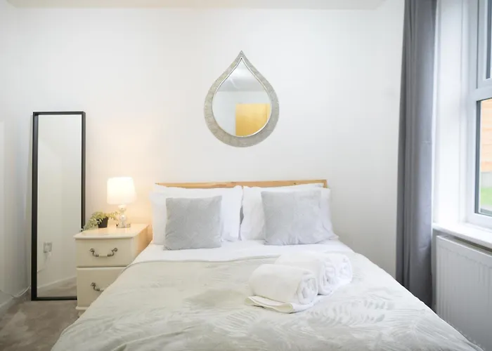 Silver Pines - 2br - King Bed - 6 Guests - Wi-fi - Free Parking מנצ'סטר