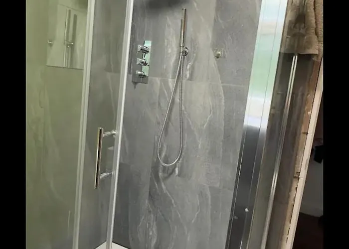 8 Riversdale King Size * Manchester