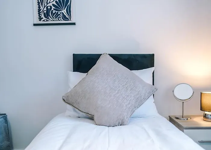 Sleeps 7, Games Room, Perfect For Groups, Driveway, Smart Tv, Available For Long Appartement Manchester