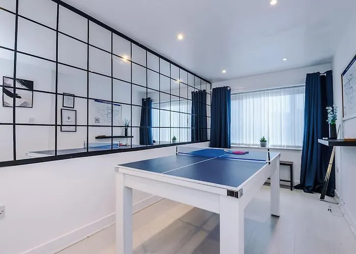 Sleeps 7, Games Room, Perfect For Groups, Driveway, Smart Tv, Available For Long Manchester