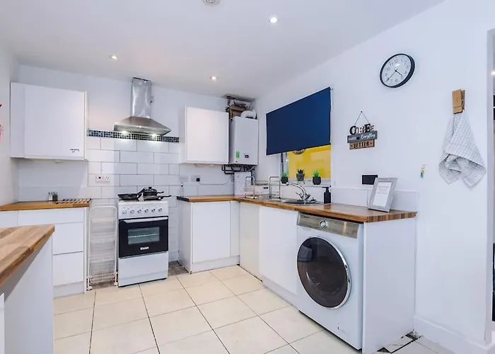 Sleeps 7, Games Room, Perfect For Groups, Driveway, Smart Tv, Available For Long Appartement *