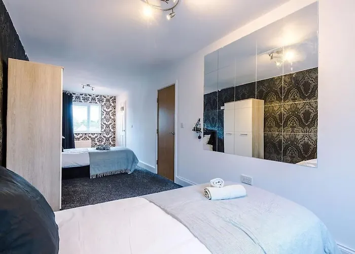 Sleeps 7, Games Room, Perfect For Groups, Driveway, Smart Tv, Available For Long Manchester