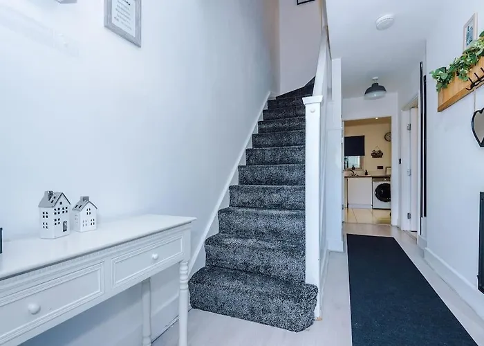 Sleeps 7, Games Room, Perfect For Groups, Driveway, Smart Tv, Available For Long Appartement Manchester