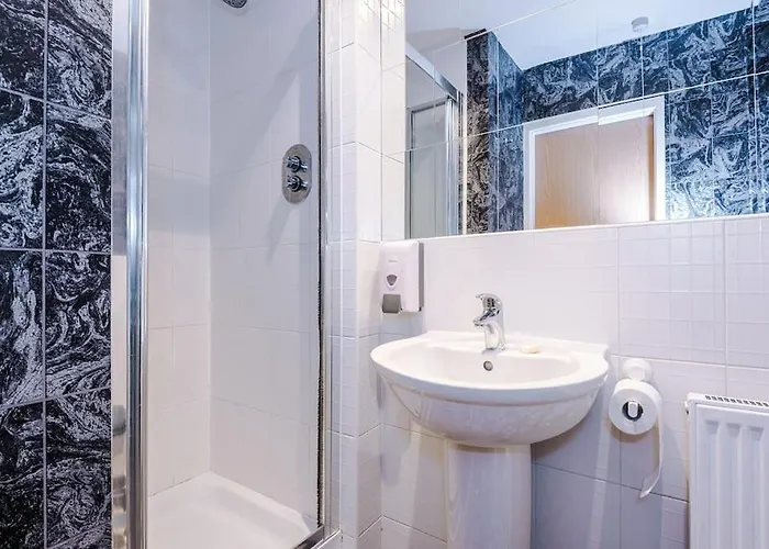 Sleeps 7, Games Room, Perfect For Groups, Driveway, Smart Tv, Available For Long * Manchester