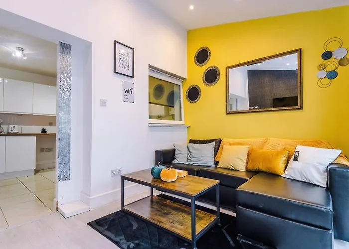 Sleeps 7, Games Room, Perfect For Groups, Driveway, Smart Tv, Available For Long