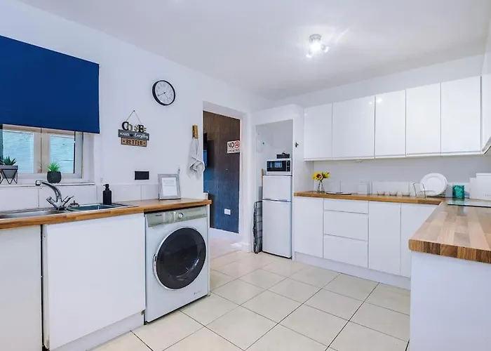 Sleeps 7, Games Room, Perfect For Groups, Driveway, Smart Tv, Available For Long Manchester