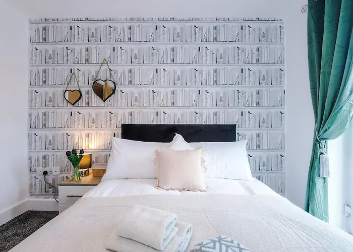 Sleeps 7, Games Room, Perfect For Groups, Driveway, Smart Tv, Available For Long 公寓 曼彻斯特