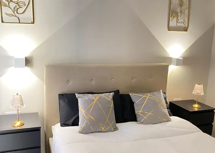 Apartman Luxurious, High-end 2-bedroom With Balcony *