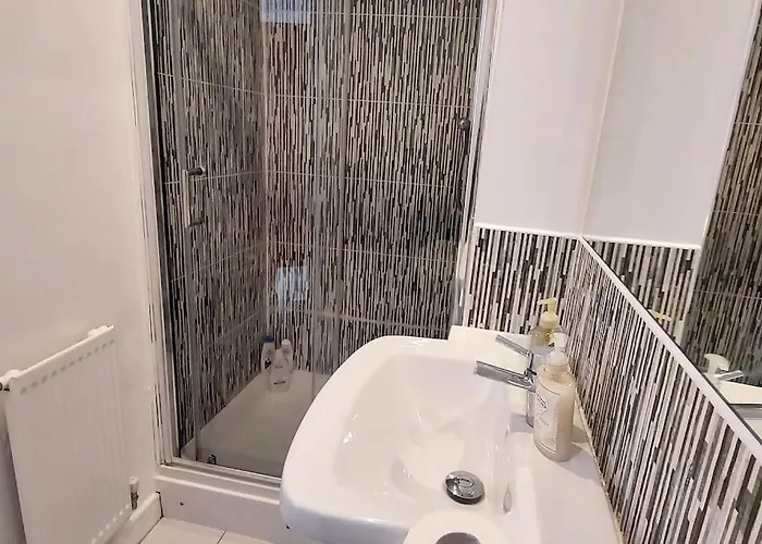 Modern Near Etihad, Coop Live