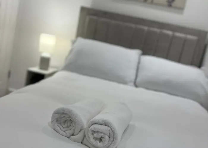 Entire House - Near Etihad Stadium And Ferienhaus