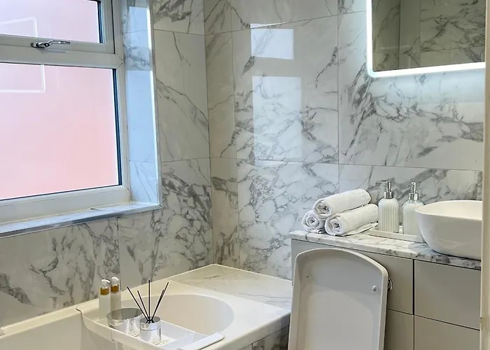 Entire House - Near Etihad Stadium And Prázdninový dům