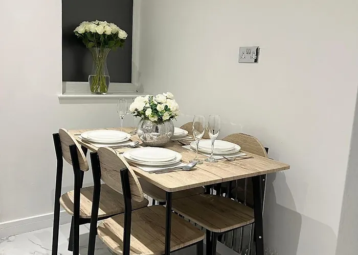 Entire House - Near Etihad Stadium And 펜션 *