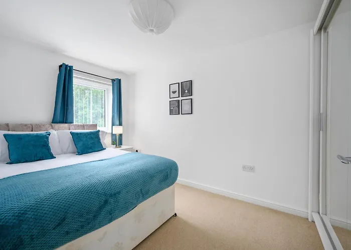 Dom wakacyjny Modern 2 Bed With Driveway Near Coop Live & Etihad Stadium , Sleeps 5 , Self Checkin And Free Parking