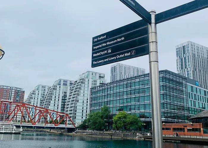 Great 2bed In Salford Quays With Water View 아파트 *