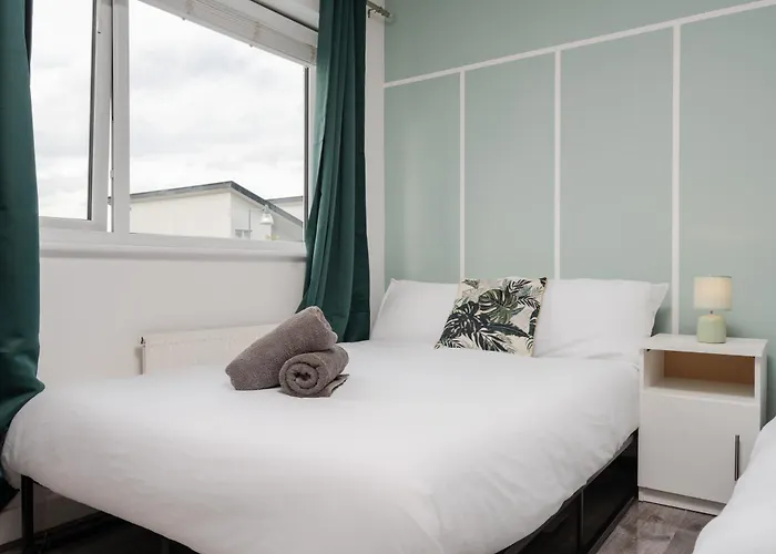 Etihad, & Coop Live - Free Parking - 10ppl *