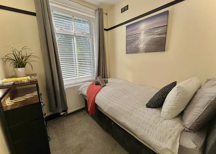 Stylish 3-bed In Prestwich With Free Parking *