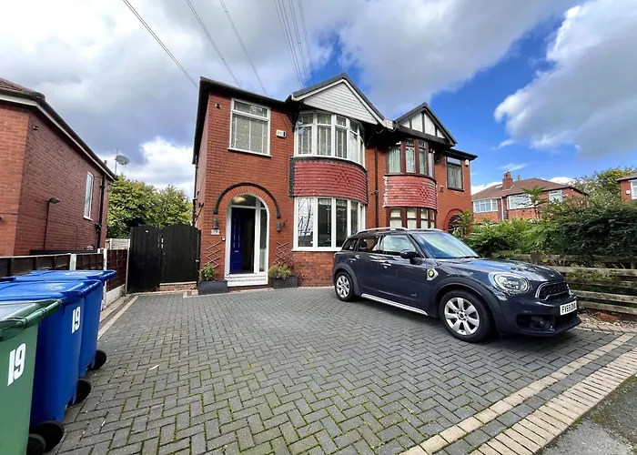 Stylish 3-bed In Prestwich With Free Parking מנצ'סטר