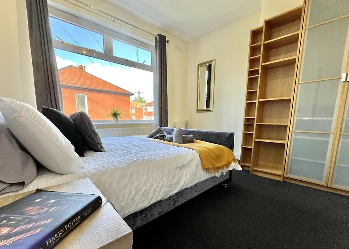 בית נופש Stylish 3-bed In Prestwich With Free Parking