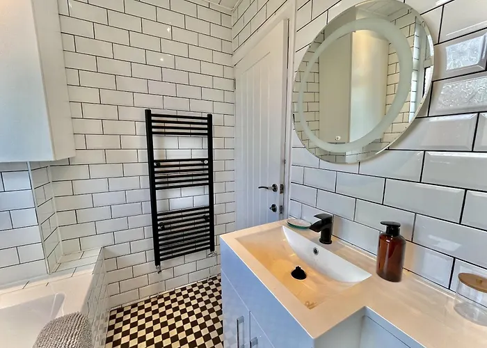 Stylish 3-bed In Prestwich With Free Parking *