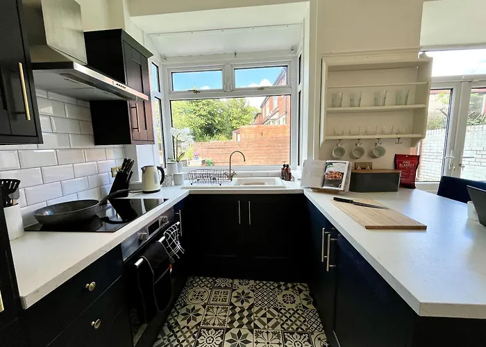 Stylish 3-bed In Prestwich With Free Parking בית נופש מנצ'סטר