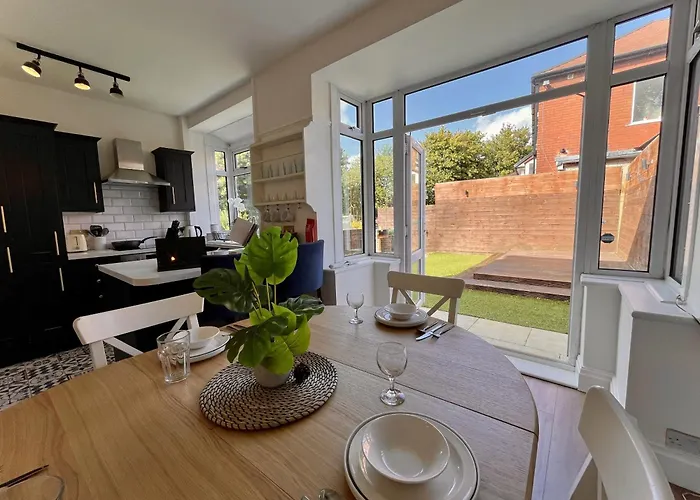 Stylish 3-bed In Prestwich With Free Parking *