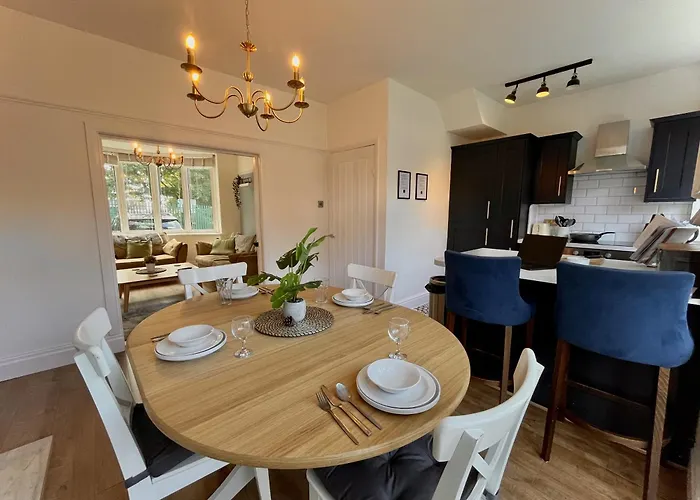 Stylish 3-bed In Prestwich With Free Parking בית נופש *